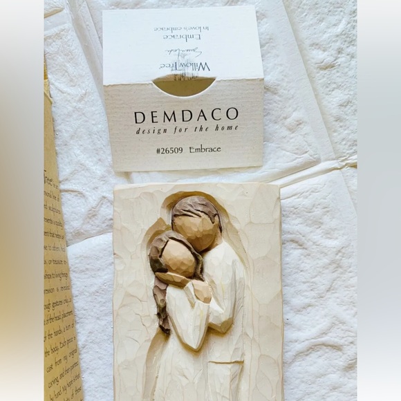 “ In Love’s Embrace “ Willow Tree Figurine By Susan Lordi - Picture 3 of 7